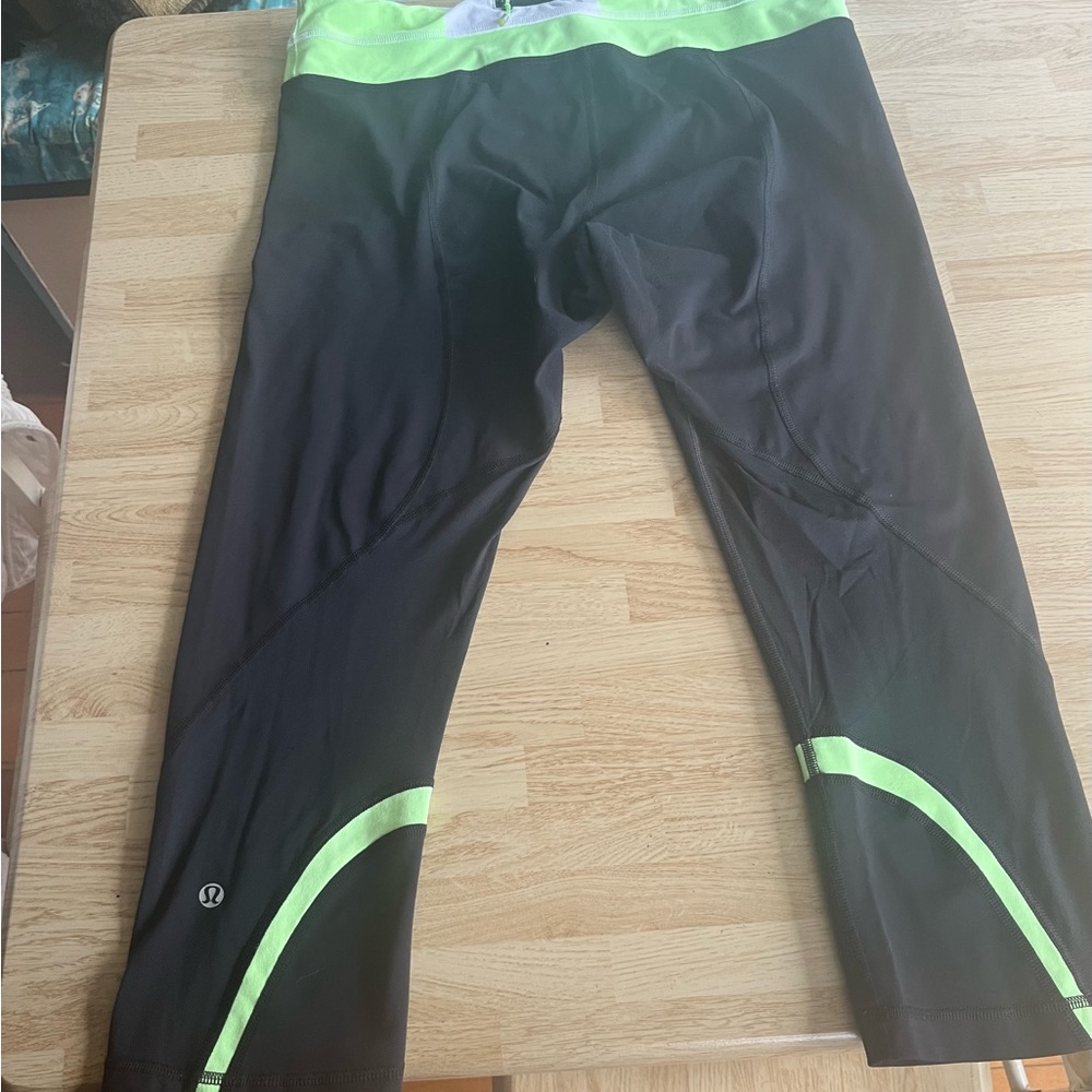 Lululemon Black & Green Luxtreme Mid Rise Inspire Crop | Women's 10 | 21" Inseam